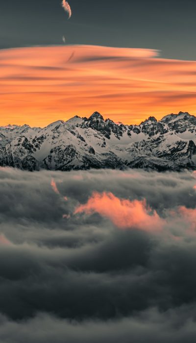 Berglandschaft über einem Wolkenmeer